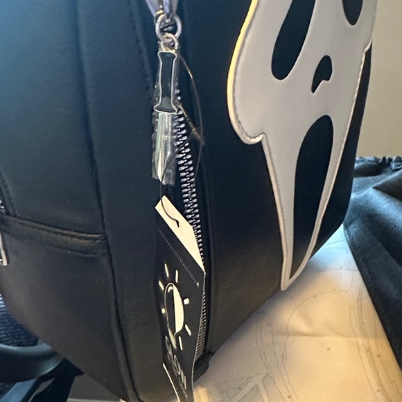 Ghostface scream bioworld Black and White Backpack Glow-in-the-Dark Design NWT - Picture 3 of 6